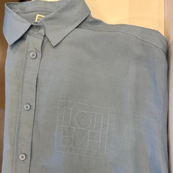 TOTÊME Oversized Tencel™ Lyocell + Linen-Blend Chambray Shirt With Chest Logo - Picture 13 of 16